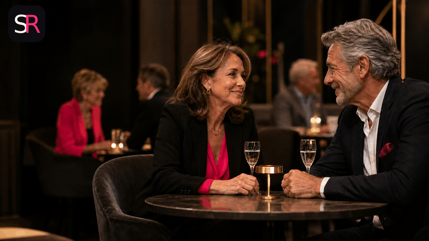Femme et homme seniors échangeant lors d’un speed dating dans un lieu élégant